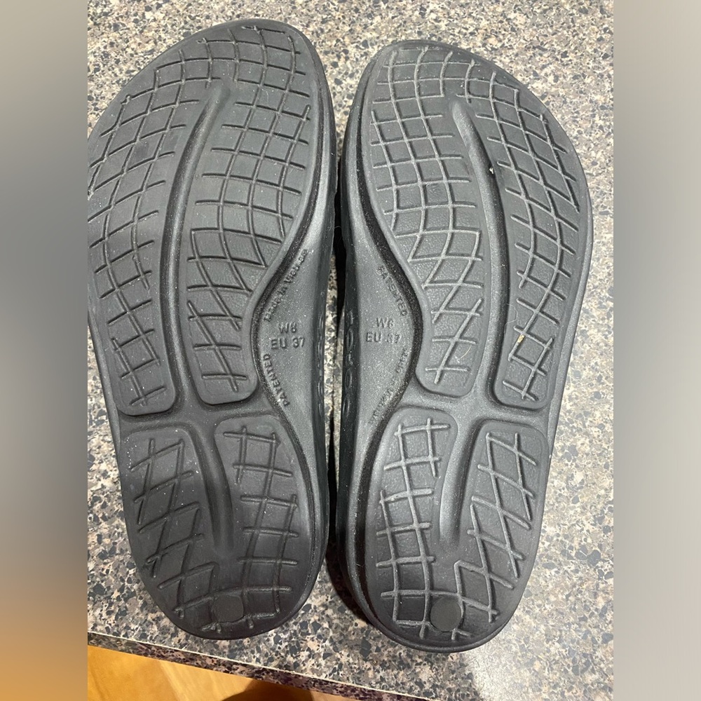 OOFOS Black Comfort Sandals - Picture 4 of 5